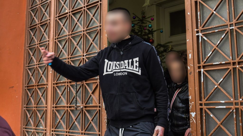 Σέρρες: Προκλητικός προς τους δημοσιογράφους ο αδερφός του δράστη της δολοφονίας – «Έλα όπως είστε τις κάμερες κάτω»