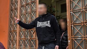 Σέρρες: Προκλητικός προς τους δημοσιογράφους ο αδερφός του δράστη της δολοφονίας – «Έλα όπως είστε τις κάμερες κάτω»