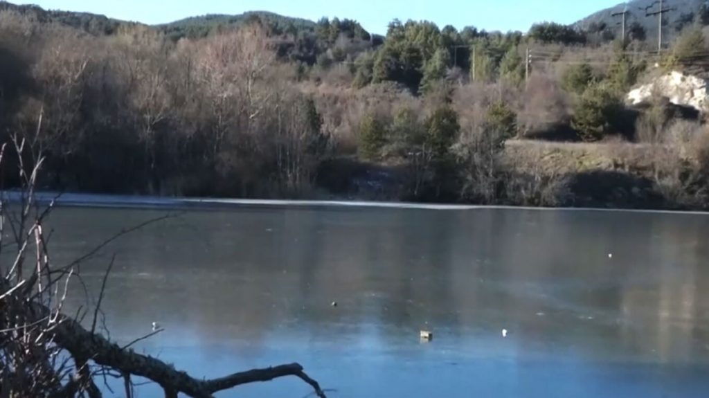 Σέρρες: Η τεχνητή λίμνη στην Άνω Βροντού «πάγωσε» (Βίντεο)