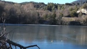 Σέρρες: Η τεχνητή λίμνη στην Άνω Βροντού «πάγωσε» (Βίντεο)