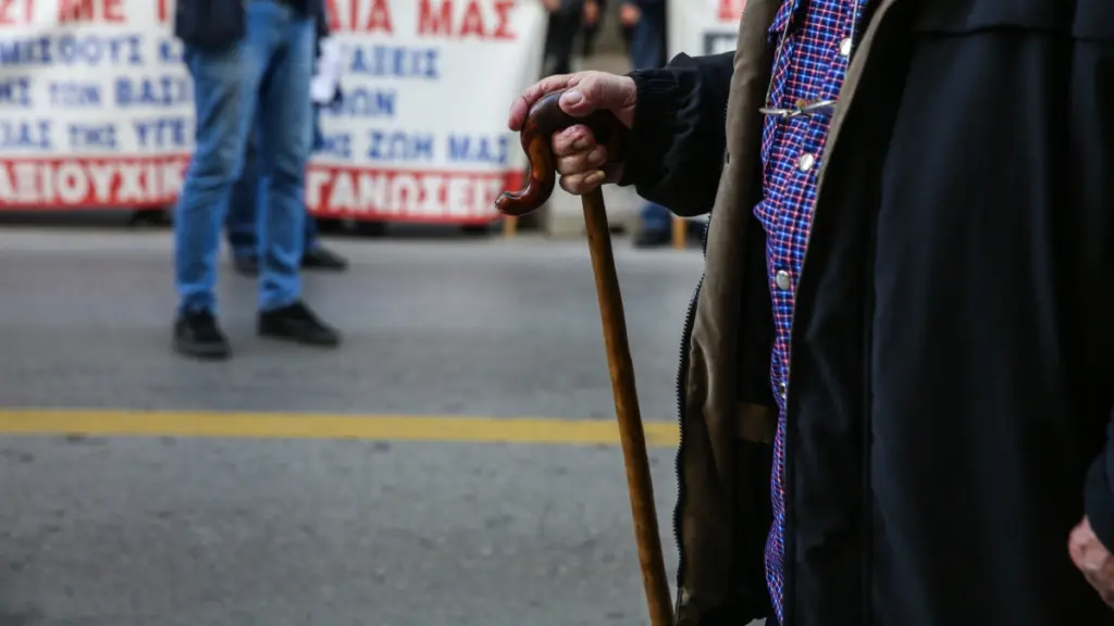Πότε καταβάλλονται οι συντάξεις Μαρτίου – Πώς θα επηρεάσει τις πληρωμές η Καθαρά Δευτέρα
