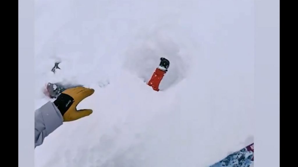 Άνδρας σώζει σκιέρ που είχε θαφτεί κάτω από χιόνι στην Ελβετία – Δείτε το συγκλονιστικό βίντεο