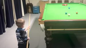 Δίχρονος γίνεται κάτοχος δύο παγκόσμιων ρεκόρ για trick shots στο σνούκερ (βίντεο)