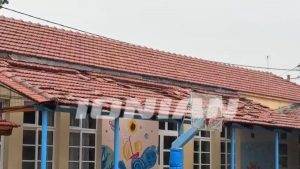 Κακοκαιρία: Θυελλώδεις άνεμοι “σήκωσαν” κεραμίδια από οροφή σχολείου στην Αιτωλοακαρνανία (βίντεο)