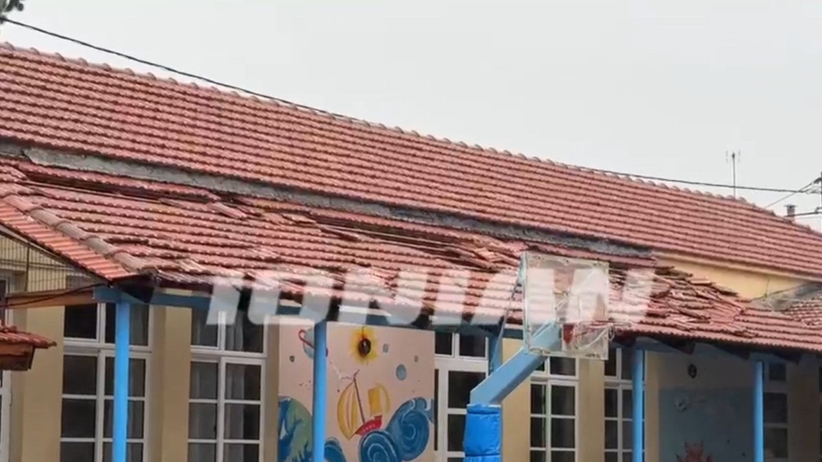 Κακοκαιρία: Θυελλώδεις άνεμοι “σήκωσαν” κεραμίδια από οροφή σχολείου στην Αιτωλοακαρνανία (βίντεο)