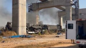 Ταϊλάνδη: Ανεβαίνει ο τραγικός απολογισμός από το δυστύχημα με γερανό που έπεσε σε τρένο – Στους 32 οι νεκροί (βίντεο)