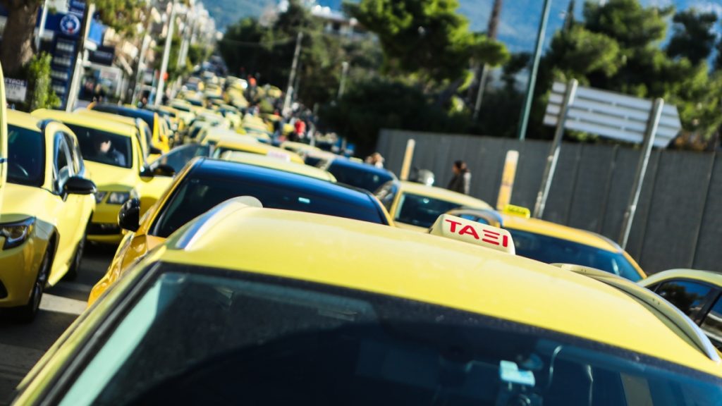 Χειρόφρενο τραβάνε και σήμερα οι οδηγοί ταξί – Συνεχίζεται για δεύτερη μέρα η απεργία