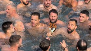 Ηράκλειο: Βούτηξαν στα παγωμένα νερά για να πιάσουν τον Τίμιο Σταυρό και … τον έσπασαν (Εικόνες)