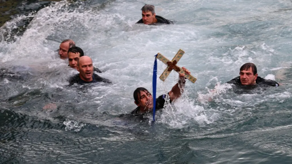Θεοφάνεια: Με λαμπρότητα ο αγιασμός των υδάτων σε Αθήνα, Πειραιά και Θεσαλονίκη – Δείτε βίντεο και φωτογραφίες