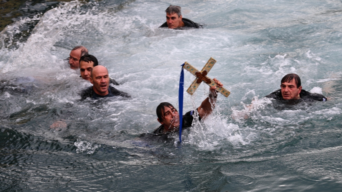 Θεοφάνεια: Με λαμπρότητα ο αγιασμός των υδάτων σε Αθήνα, Πειραιά και Θεσαλονίκη – Δείτε βίντεο και φωτογραφίες