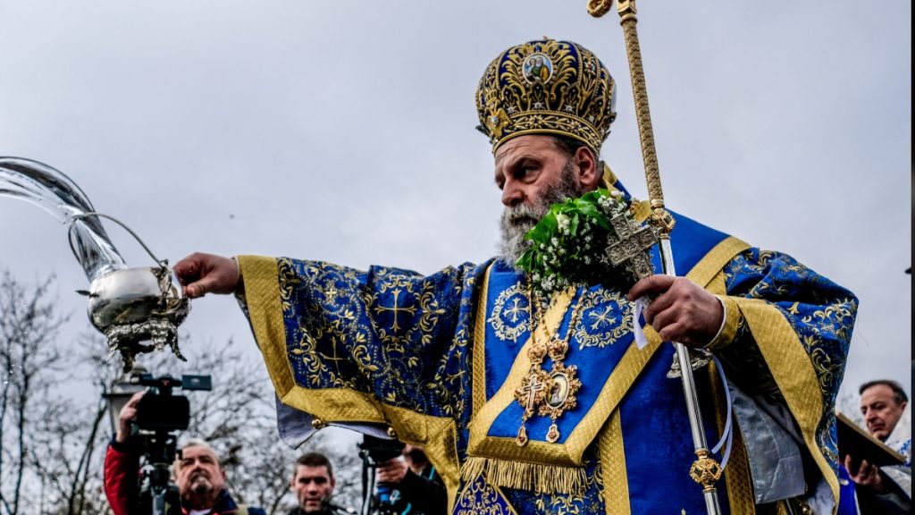 Θεοφάνεια: Δείτε Live την Αρχιεπισκοπική Θεία Λειτουργία και την κατάδυση του Τιμίου Σταυρού