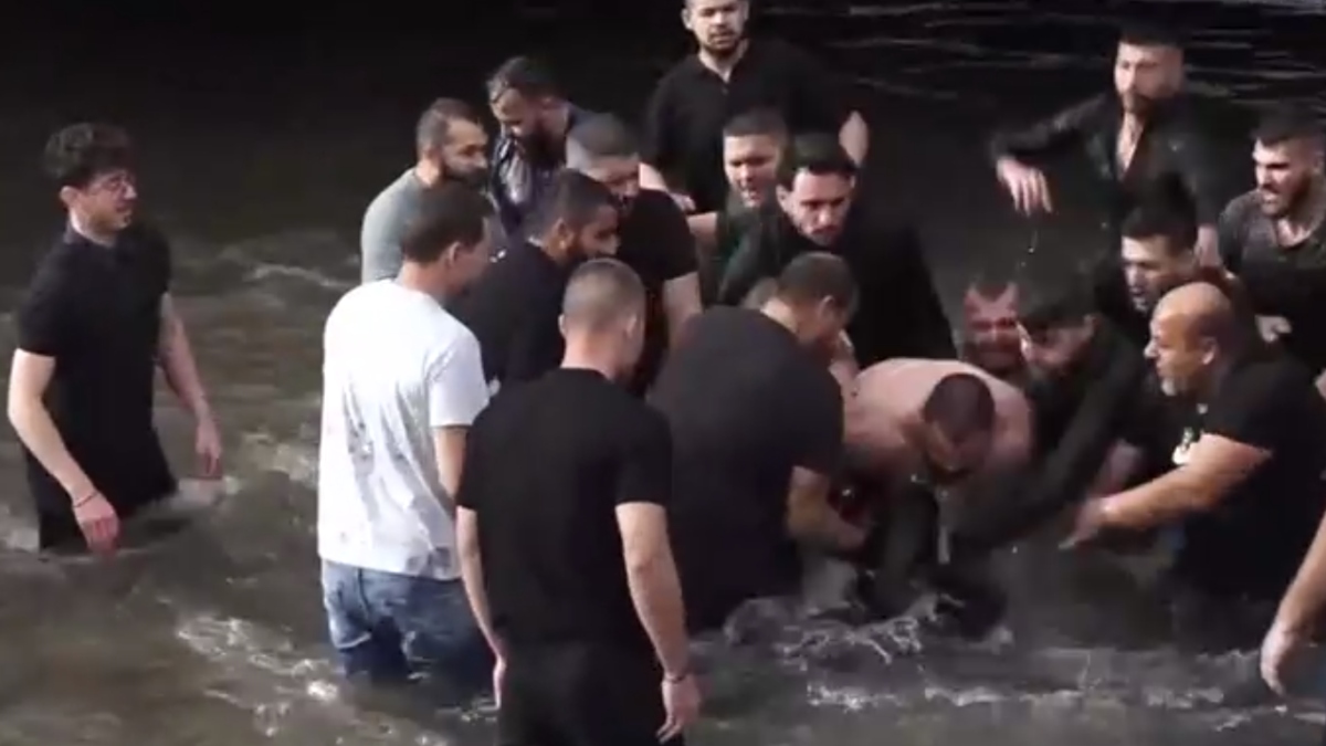 Φλώρινα: Ήρθαν στα χέρια για να πιάσουν τον Τίμιο Σταυρό – Δείτε Βίντεο