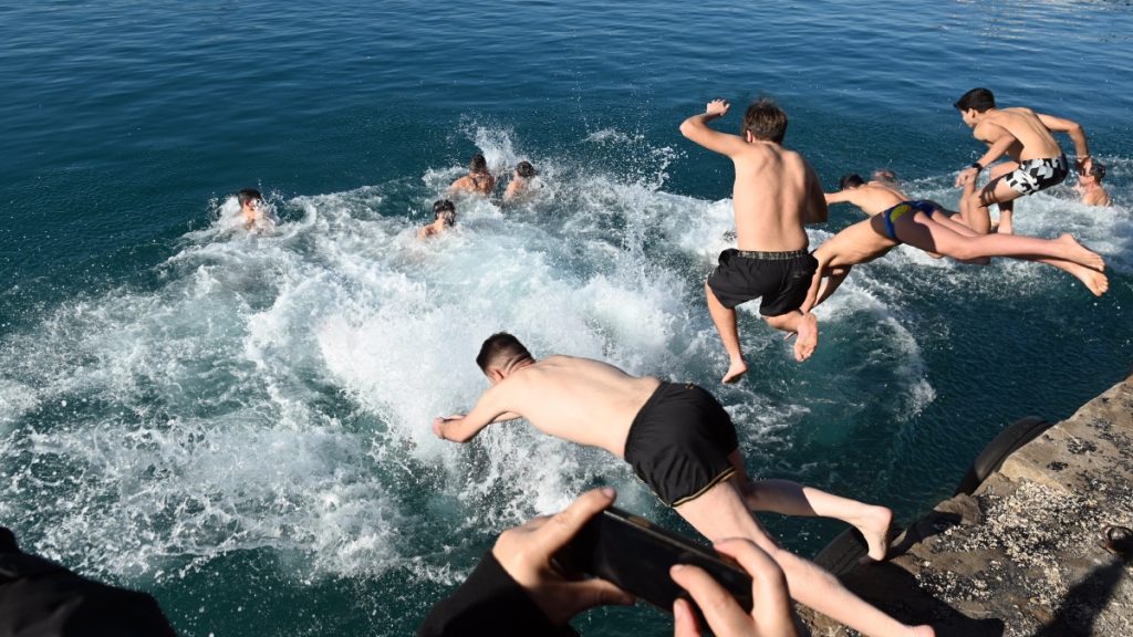 Θεοφάνια: Ποιοι είναι οι πιο δημοφιλείς προορισμοί – Πόσο θα πληρώσουν οι εκδρομείς για τρεις διανυκτερεύσεις