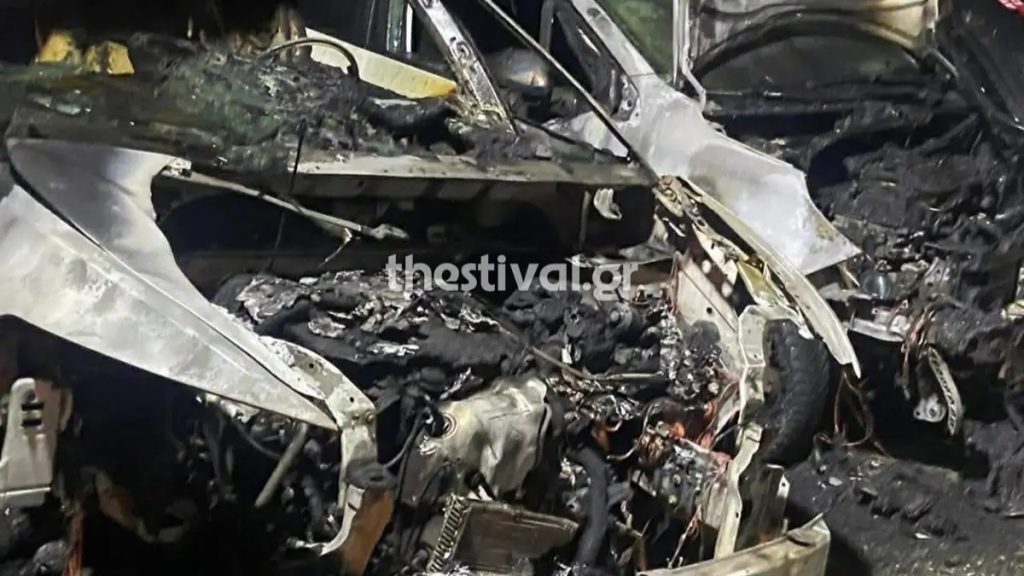 Θεσσαλονίκη: Φωτιά σε μάντρα με μεταχειρισμένα αυτοκίνητα – Καταστράφηκαν ολοσχερώς δύο οχήματα (βίντεο)