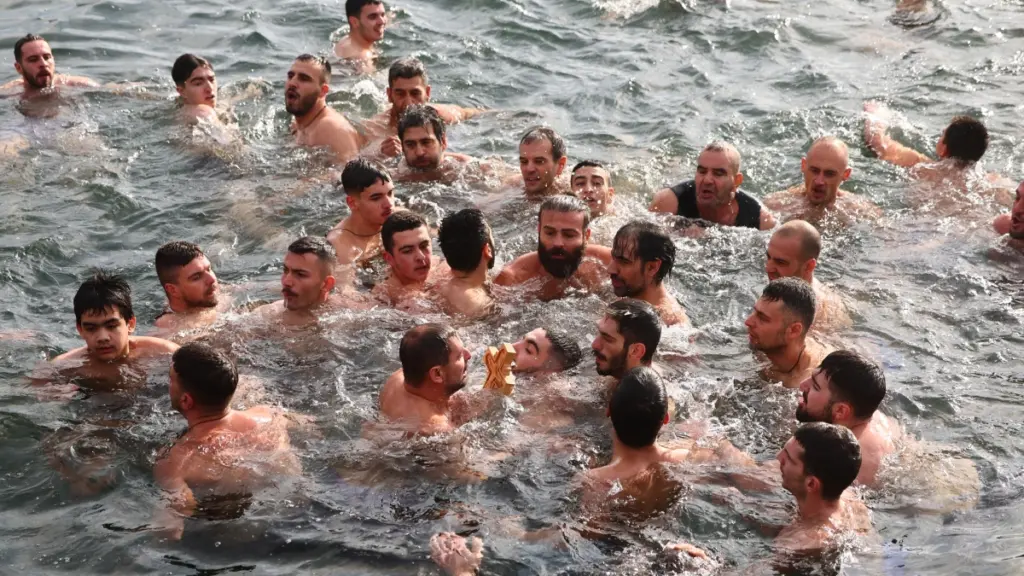 Θεοφάνεια: Με λαμπρότητα η τελετή αγιασμού των Yδάτων στο λιμάνι της Θεσσαλονίκης – Τον σταυρό έπιασε ένας 23χρονος (Εικόνες)