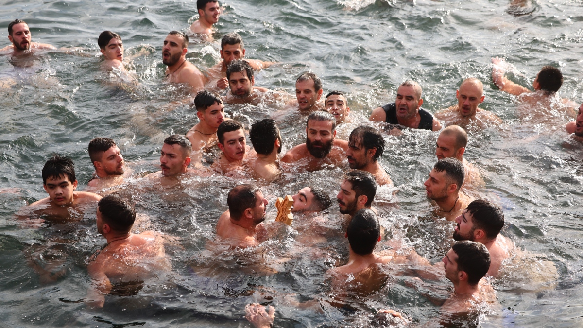 Θεοφάνεια: Με λαμπρότητα η τελετή αγιασμού των Yδάτων στο λιμάνι της Θεσσαλονίκης – Τον σταυρό έπιασε ένας 23χρονος (Εικόνες)