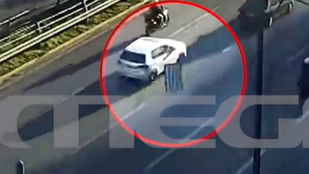 Συγγρού: Τηλεόραση έπεσε από σχάρα αυτοκινήτου (Βίντεο)