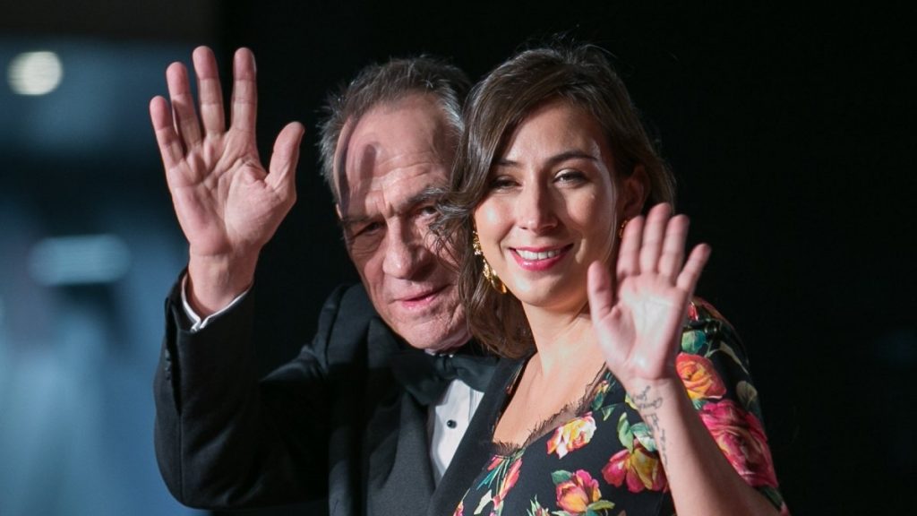 Τόμι Λι Τζόουνς: Μυστήριο γύρω από τον θάνατο της κόρης του σε πολυτελές ξενοδοχείο στο Σαν Φρανσίσκο