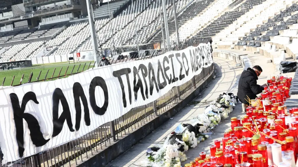 Τραγωδία στον ΠΑΟΚ: Συγκινητικές στιγμές με οπαδούς και οικογένειες των θυμάτων στη θύρα 4 (εικόνες+βίντεο)