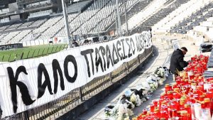Τραγωδία στον ΠΑΟΚ: Συγκινητικές στιγμές με οπαδούς και οικογένειες των θυμάτων στη θύρα 4 (εικόνες)