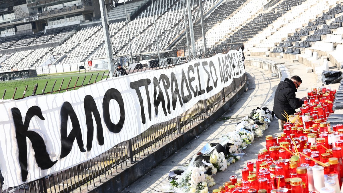 Τραγωδία στον ΠΑΟΚ: Συγκινητικές στιγμές με οπαδούς και οικογένειες των θυμάτων στη θύρα 4 (εικόνες+βίντεο)