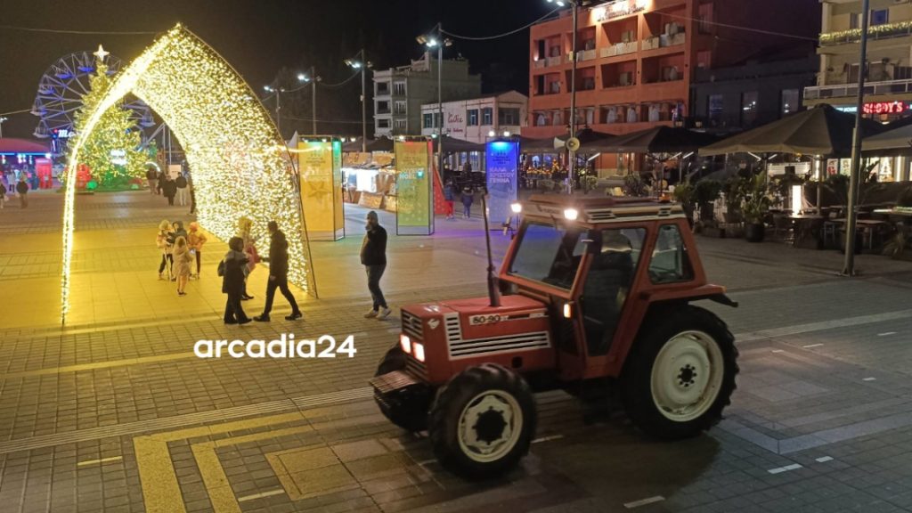 Τρίπολη: Νυχτερινή πορεία με τα τρακτέρ τους οι αγρότες στο κέντρο της πόλης