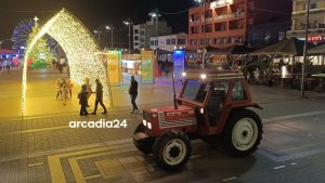 Τρίπολη: Νυχτερινή πορεία με τα τρακτέρ τους οι αγρότες στο κέντρο της πόλης