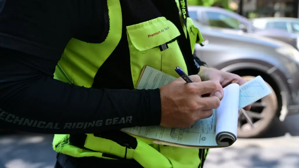 Σαρωτικοί έλεγχοι της Τροχαίας σε δικυκλιστές: Πάνω από 1.400 παραβάσεις για μη χρήση κράνους