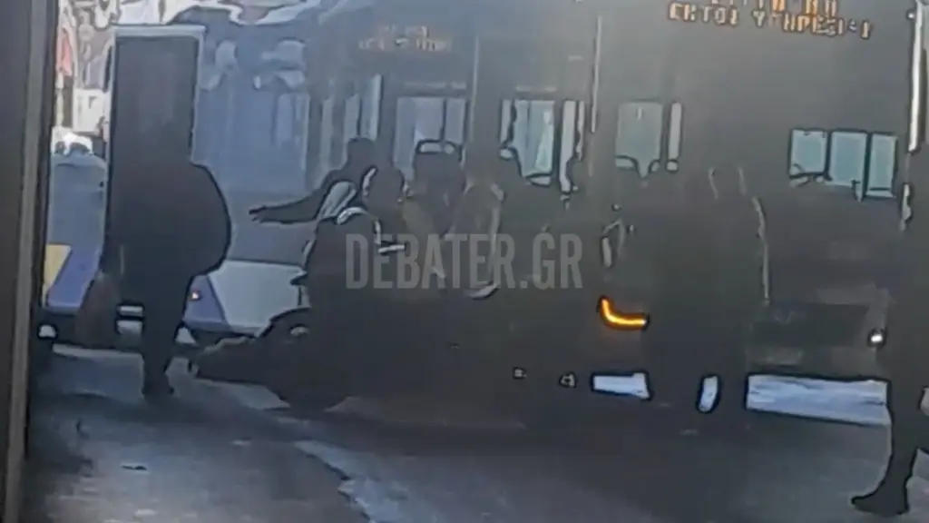 Σοβαρό τροχαίο στον Κηφισό: Αστικό λεωφορείο παρέσυρε πεζή στην είσοδο των ΚΤΕΛ (βίντεο)