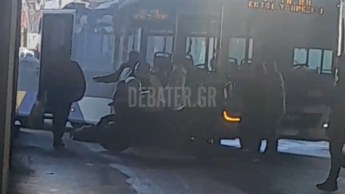 Σοβαρό τροχαίο στον Κηφισό: Αστικό λεωφορείο παρέσυρε πεζή στην είσοδο των ΚΤΕΛ (βίντεο)