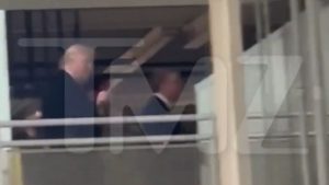 Τραμπ: Σε διαθεσιμότητα ο εργάτης της Ford που του φώναξε αναφερόμενος στην υπόθεση Επστάιν 