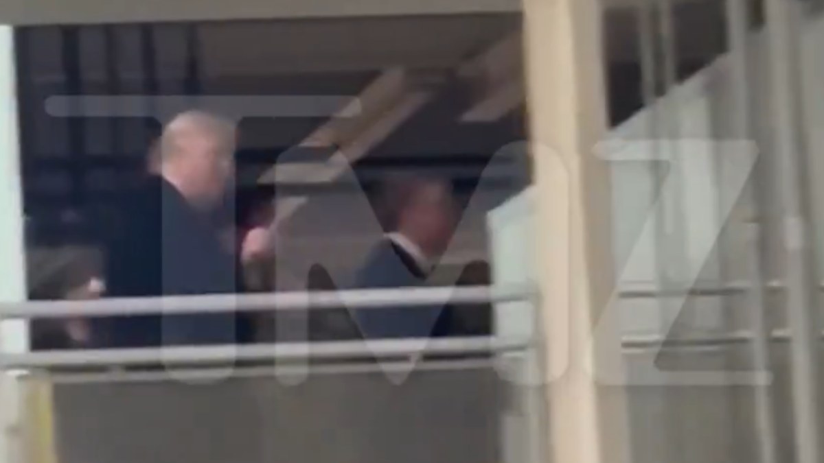 Τραμπ: Σε διαθεσιμότητα ο εργάτης της Ford που του φώναξε αναφερόμενος στην υπόθεση Επστάιν (βίντεο)