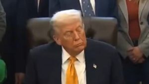 Ντόναλντ Τραμπ: Τον πήρε ξανά… ο ύπνος κατά την διάρκεια συνέντευξης στο Οβάλ Γραφείο (βίντεο)