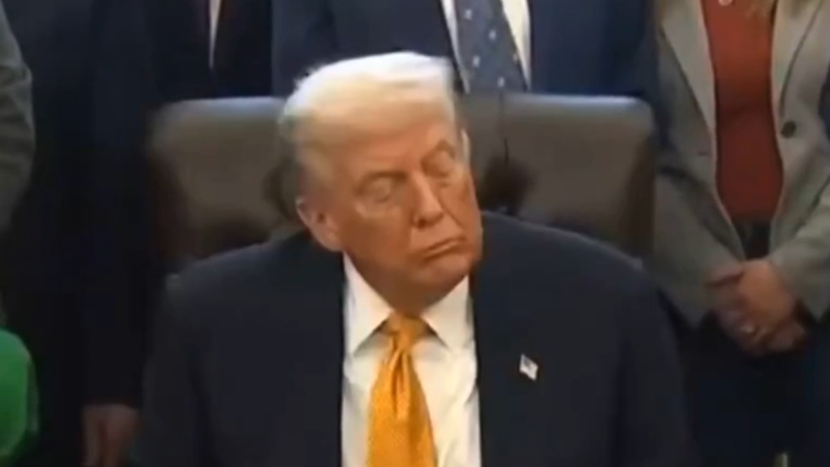 Ντόναλντ Τραμπ: Τον πήρε ξανά… ο ύπνος κατά την διάρκεια συνέντευξης στο Οβάλ Γραφείο (βίντεο)