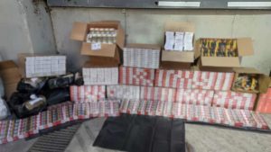 Στα “δίχτυα” της ΕΛΑΣ δύο σπείρες που πουλούσαν παράνομα τσιγάρα σε Αθήνα και Θεσσαλονίκη – 14 συλλήψεις