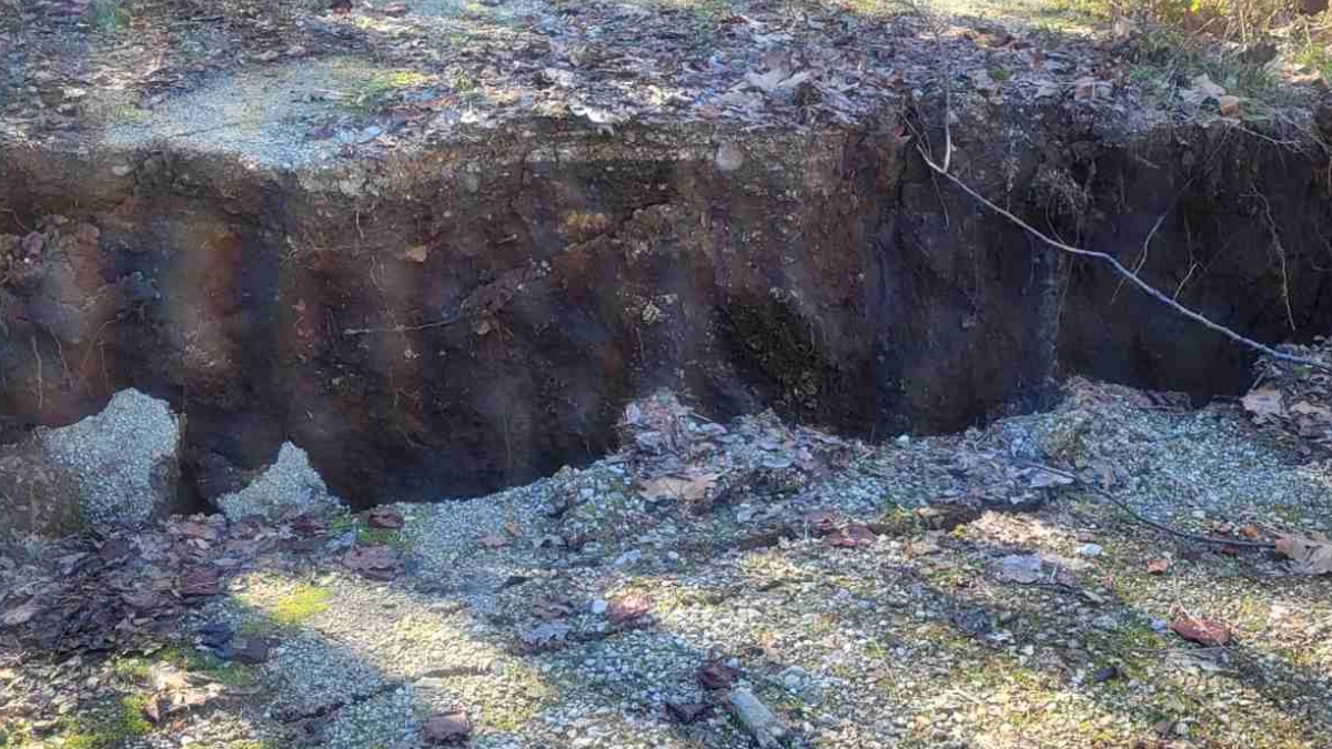 Τζουμέρκα: Εκτεταμένη καθίζηση εδάφους στο χωριό Μικροσπηλιά (Εικόνες)