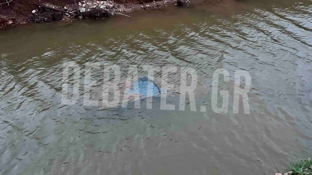 Βάρη: Υποχώρησαν τα νερά από τις πλημμύρες και αποκάλυψαν αυτοκίνητο που είχε παρασυρθεί (εικόνα + βίντεο)