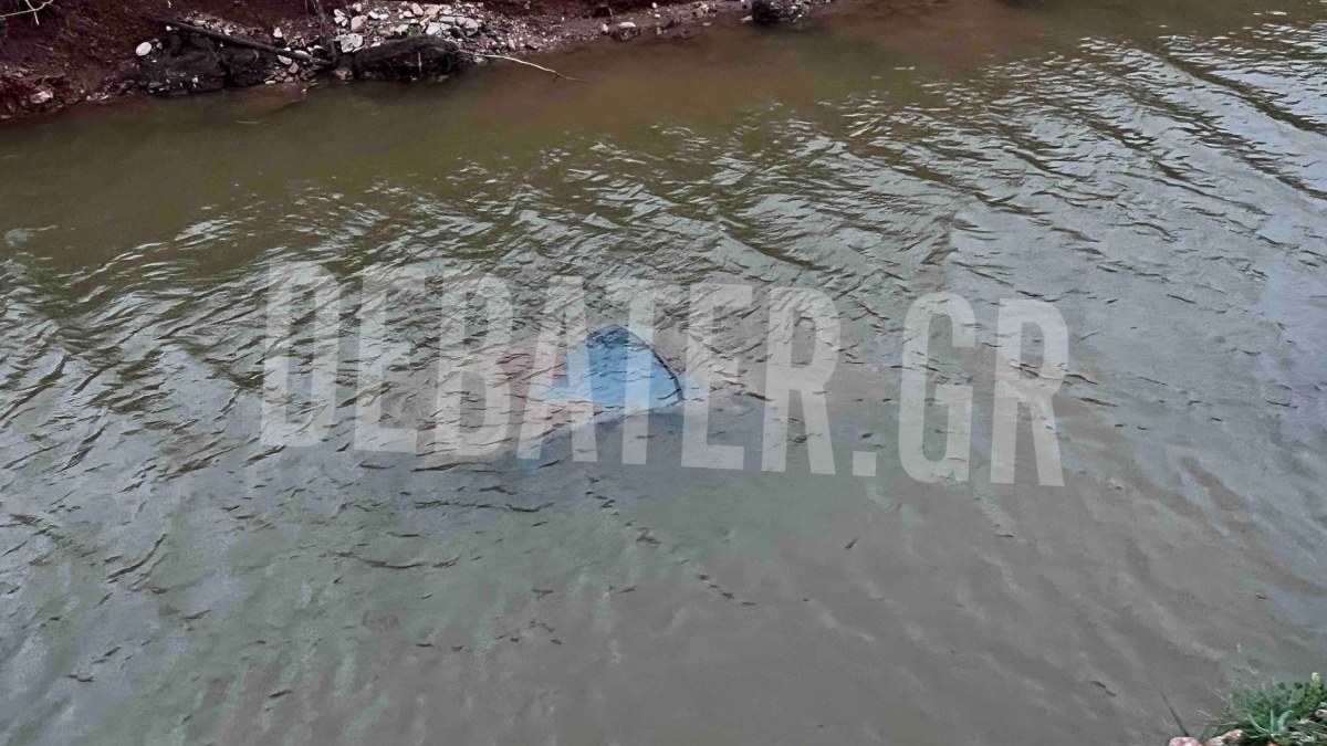 Βάρη: Υποχώρησαν τα νερά από τις πλημμύρες και αποκάλυψαν αυτοκίνητο που είχε παρασυρθεί (εικόνα + βίντεο)