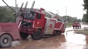 Βάρη: «Μάχη» με τις λάσπες και τα φερτά υλικά δίνουν οι κάτοικοι μετά το σαρωτικό πέρασμα της κακοκαιρίας (Βίντεο)