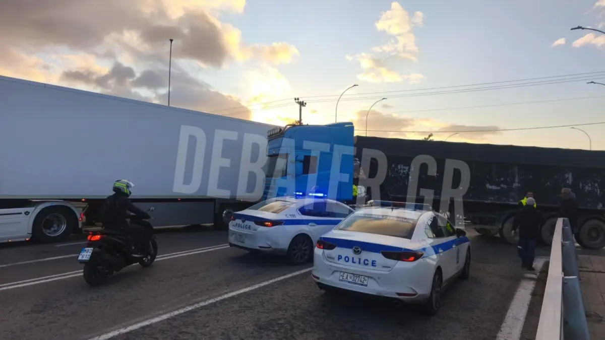 Προβλήματα στη γέφυρα της Βαρυμπόμπης λόγω ακινητοποιημένου φορτηγού (βίντεο)