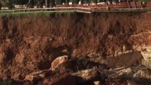 Βάρκιζα: Αποκλεισμένα τα Κανάρια μετά από κατολίσθηση – Τι συνέβη (βίντεο)