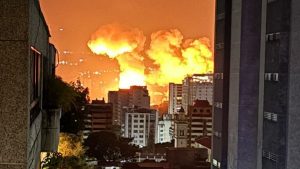 Βενεζουέλα: Εκρήξεις στο Καράκας μετά από εντολή Τραμπ – Ο Μαδούρο κήρυξε τη χώρα του σε κατάσταση έκτακτης ανάγκης