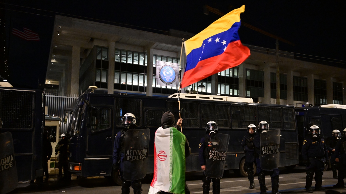 Συγκέντρωση έξω από την αμερικάνικη πρεσβεία για τη Βενεζουέλα – Δείτε φωτογραφίες