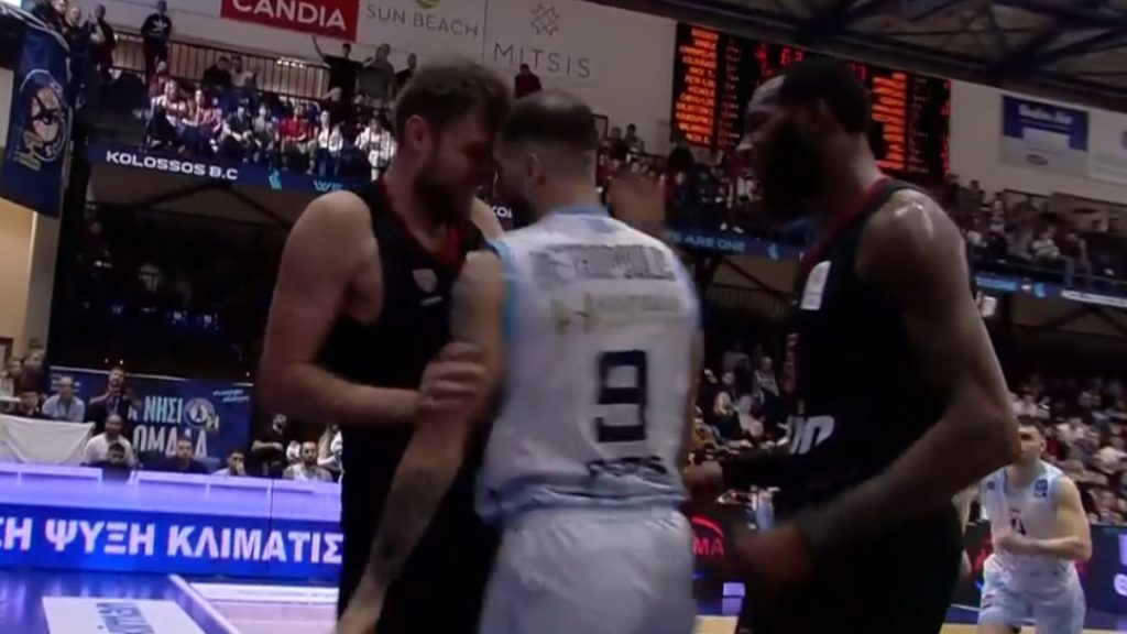Ένταση στο Κολοσσός Ρόδου – Ολυμπιακός: Βεζένκοφ και Πετρόπουλος έπαιξαν μπουνιές, αποβλήθηκε ο παίκτης των φιλοξενούμενων (βίντεο)