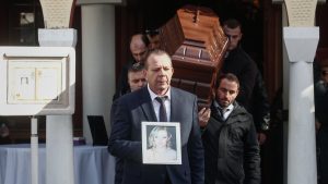 Βιολάντα: Σε κλίμα οδύνης το τελευταίο αντίο στην Έλενα Κατσαρού – Τραγικές φιγούρες η μητέρα της και το παιδί της (Εικόνες & Βίντεο)