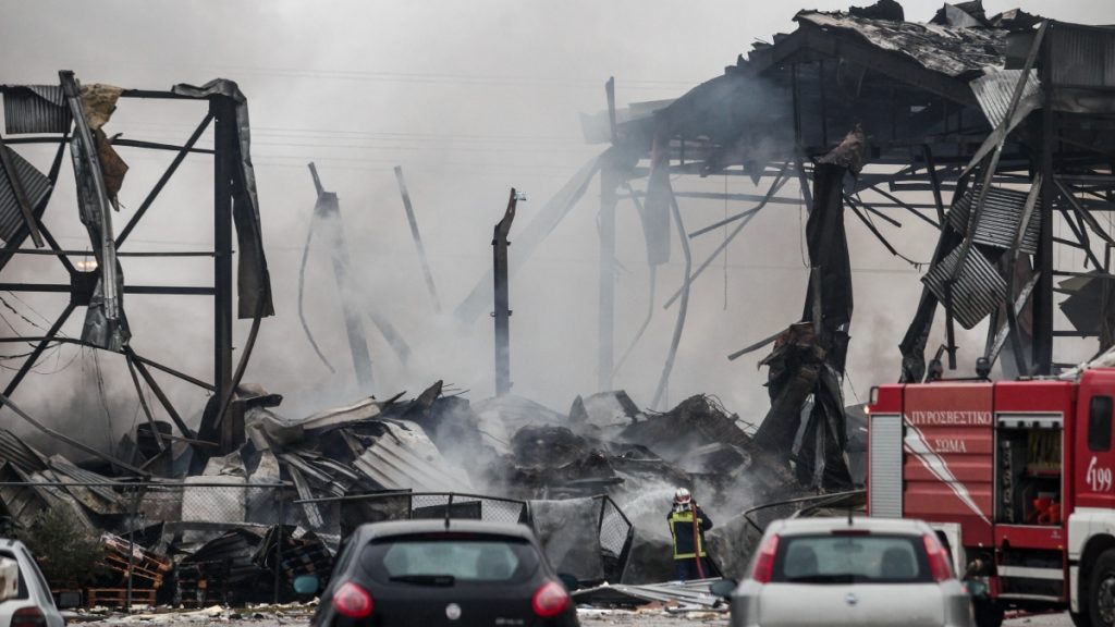 Τρίκαλα: Βομβαρδισμένο τοπίο το εργοστάσιο της “Βιολάντα” – Ποια σενάρια εξετάζονται για την τραγωδία (φωτογραφίες+βίντεο)