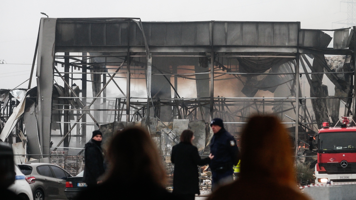 Τρίκαλα: Βομβαρδισμένο τοπίο το εργοστάσιο της “Βιολάντα” – Ποια σενάρια εξετάζονται για την τραγωδία (φωτογραφίες)