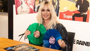 Άννα Βίσση: Κυκλοφορεί για πρώτη φορά 5 συλλεκτικά βινύλια στα χρώματα του ουράνιου τόξου (pics)