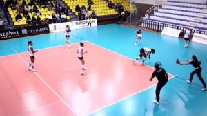 Η στιγμή που κομμάτι οροφής έπεσε στο κεφάλι αθλήτριας κατά τη διάρκεια του αγώνα Άρης – Α.Ο.  Θήρας (Βίντεο)