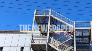 Βόλος: Συναγερμός σε νοσοκομείο – Άνδρας απειλεί να πέσει στο κενό